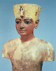 Modell av den unge Tutankhamon (ca. 1370-52 f.Kr.) iført en kombinasjon av kronen til kongene av Nedre Egypt og Nefertitis hodepryd