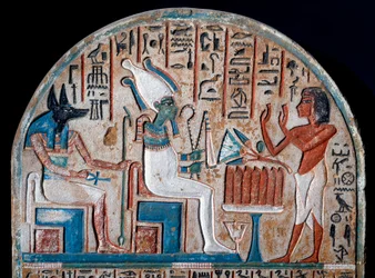 Egyptisk antikvitet: Nanai stele representanten som tilber Osiris og Anubis, de dødes guddom som har livets nøkkel i form av et Ansee-kors (Ankh). Malt kalkstein. Slutten av det 18. dynasti. 1300-tallet f.Kr. Torino, egyptisk museum - Egypti