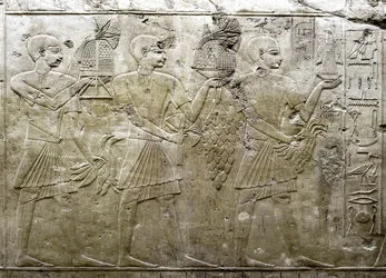 Egyptisk antikvitet: representasjon av offerbærere. Lavt relieff av Vizir Ramoses grav (18. dynasti). Luxor, Theben, Adelsdalen Egypt