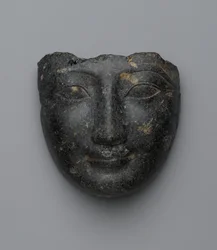 Ansikt fra et sarkofagdeksel, kjøpt i Luxor, New Kingdom (granitt)