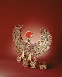 Falkebrystsmykke fra Tutankhamons grav, Det nye rike (gull innlagt med lapis lazuli, turkis, karneol og glass)