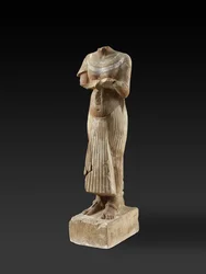 Figur av farao Akhenaten som holder et offerbord (utskåret og malt sandstein)