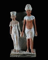Figurer av Akhnaton og Nefertiti …