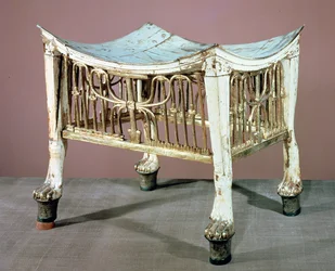 Fotskammel brukt av barnekongen i begynnelsen av hans regjeringstid, fra graven til Tutankhamon (ca. 1370-52 f.Kr.) New Kingdom (malt og forgylt tre) (se også 391015)