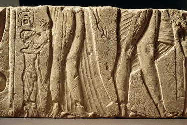 Fragment av utskåret vegg som fremstiller prinsesse som følger foreldre med sønnen til Akhenaton, fra Hermopolis