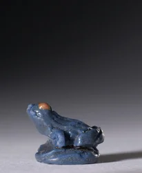 Froskeamulett, ca. 1380-1330 f.Kr. (polykrom fajanse)