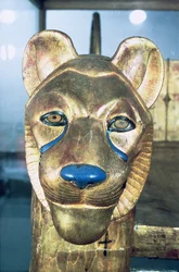 Begravelsessengehode i form av en løve, fra Tutankhamons grav (ca. 1370-1352 f.Kr.) New Kingdom (stukturert og forgylt tre)