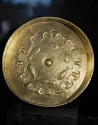 Gullplate. Gave fra farao Tuthmosis III til hans general Djehouty. 18. dynasti, Det nye riket, Egypt. N 713 …