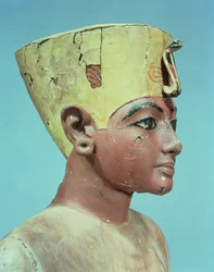 Hodet for en dummy av den unge Tutankhamon (ca. 1370-52 f.Kr.) iført et kompromiss mellom kronen til kongene i Nedre Egypt og hodeplagget til Nefertiti (malt og stukkaturtre) (se 148489)