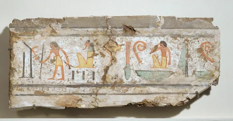Innskrift i spesielt tydelige hieroglyfer: en mann med sin spaserstokk, en skjeggete gud som sitter på huk, en mann med hånden for munnen …