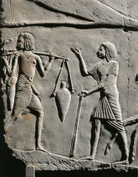 Livet i en militærleir: vannbærer mottar ordre fra en offiser, relieff fra Horemhebs grav i Saqqara. Detalj.
