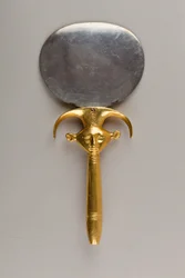 Speil med håndtak i form av et Hathor-emblem, ca. 1479–1425 f.Kr. (sølv, tre og gull)