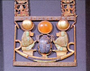 Halskjede av den stigende solen, fra graven til Tutankhamon (ca. 1370-52 f.Kr.) New Kingdom (gull innlagt med halvedelstener) (detalj av 153788)