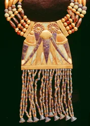 Halskjede med månebryst, fra Tutankhamons grav, New Kingdom (elektrum, feltspat, lapis lazuli og gullperler) (detalj av 391005)