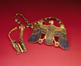 Halskjede med gribbanheng, fra graven til Tutankhamon (ca. 1370-1352 f.Kr.) New Kingdom (gull belagt med lapis lazuli og cornelian) (se også 228214)