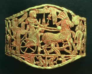Gjennombrudt plakett eller spenne som viser kongenes triumferende retur med fanger, fra graven til Tutankhamon (ca. 1370-52 f.Kr.) New Kingdom (gull) (se også 391017)