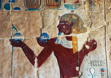 Malet relieff av Thutmose som tilbyr vin til Sokaris, Hatshepsuts likhustempel, Deir el-Bahari, Luxor, Theben (Unescos verdensarvliste)