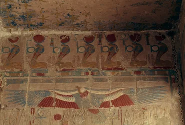 Malt vegg med solskive, uraeus og gribb fra Øvre Egypt, Hatshepsuts likhustempel, Deir el-Bahari, Thebansk nekropolis (UNESCOs verdensarvliste)