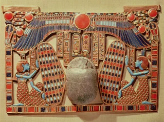 Brystsmykke dekorert med den bevingede skarabéen beskyttet av Isis og Neftys, fra Tutankhamons grav (ca. 1370-52 f.Kr.), Det nye riket