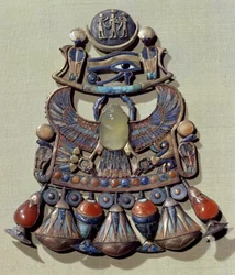 Brystsmykke med en fugleskarabe, fra Tutankhamons grav (ca. 1370-52 f.Kr.), Det nye riket (gullcloisonné dekorert med halvedelsteiner og glasspasta)
