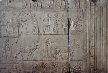 Farao Horemheb, avbildet mens han utfører jordbruksarbeid på åkrene i Iaru, mottar avling tilbudt av bønder, kalksteinsveggrelieff, fra den memfitiske graven til Horemheb i Saqqara, egyptisk sivilisasjon, det nye riket, 18. dynasti