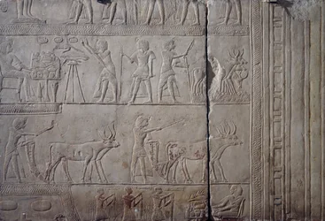Farao Horemheb, avbildet mens han utfører jordbruksarbeid på åkrene i Iaru, mottar avling tilbudt av bønder, kalksteinsveggrelieff, fra den memfitiske graven til Horemheb i Saqqara, egyptisk sivilisasjon, det nye riket, 18. dynasti