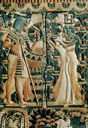 Plakett fra lokket på en kiste som viser Tutankhamon (ca. 1370-52 f.Kr.) og hans kone Ankhesenamun i en hage, New Kingdom (malt elfenben)