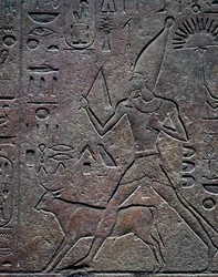 Dronning Hatshepsut ledsages av Apis-oksen under de seremonielle aktivitetene i jubileumsfeiringen, relieff, Amons tempel, Karnak tempelkompleks (Unescos verdensarvliste)