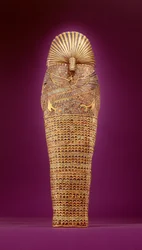 Bakfra av en av de baldakinske kistene, fra Tutankhamons grav (ca. 1370-1352 f.Kr.) New Kingdom (slått gull innlagt med farget glass og cornelian) (se også 227990-91)