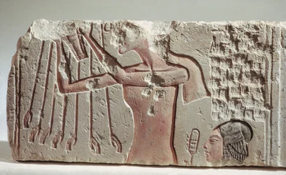 Relieff som viser Akenhaten og hans datter ofring til Aten, Det nye riket, ca. 1352-1336 f.Kr. (kalkstein)