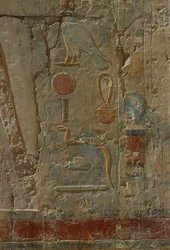 Relieff som viser Horus, kapellet til gudinnen Hathor, fra liktempelet i Hatshepsut (ca. 1503-1482 f.Kr.) New Kingdom (malt kalkstein)
