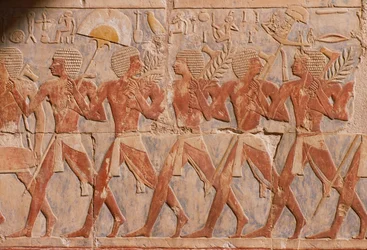 Relieff som viser en parade til ære for gudinnen Hathor, fra liktempelet i Hatshepsut (ca. 1503-1482 f.Kr.) New Kingdom (malt kalkstein) (se også 226168)