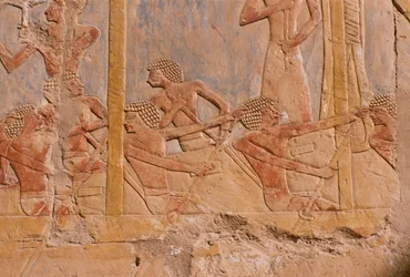 Relieff som viser menn som ror på en båt, vegg dekorert til ære for gudinnen Hathor, detalj, fra liktempelet Hatshepsut (ca. 1503-1482 f.Kr.) New Kingdom (malt kalkstein)