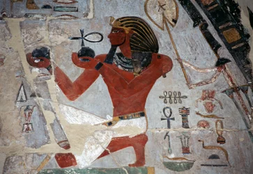 Relieff malt med Thutmose som ofrer vin, Hatshepsuts likhustempel, Deir el-Bahri, Thebansk nekropolis (UNESCOs verdensarvliste)