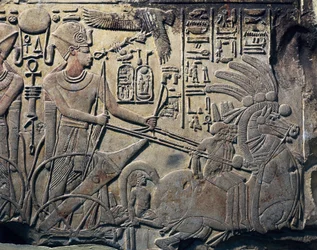 Stele av Amenhotep III som viser faraoen kjører en vogn. 1391 -1353 f.Kr. Steinskulptur. Kairo, egyptisk museum, Kairo. Fra Qina, Dayr al-Bahri. Theben.