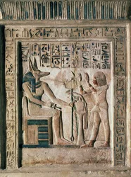 Stele of the Royal Scribe Ipi, som skildrer den avdøde før Anubis, midten av 1300-tallet f.Kr. (kalkstein)