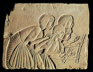 Tavle som viser fire skriftlærde i arbeid, New Kingdom, ca. 1400 f.Kr