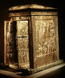 The Golden Shrine of Tutankhamon (ca.1370-52 BC) New Kingdom (tre overtrukket med gesso dekket med ark gull)