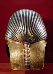 Baksiden av gullmasken, fra skatten til Tutankhamon (ca. 1370-1352 f.Kr.) New Kingdom, ca. 1340 f.Kr. (gull innlagt med halvedelstener)