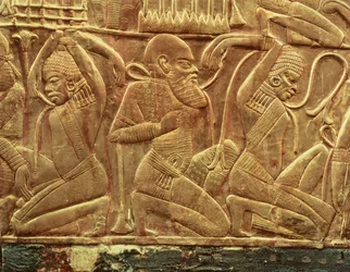 Egypts fiender beseiret og slavebundet, detalj fra innsiden av en av statsvognene funnet i Tutankhamons grav (ca. 1370–52 f.Kr.) Det nye riket, ca. 1340 f.Kr. (pussert treverk dekket med gull)