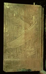 Gudinnen Isis fra innsiden av en av de doble dørene til den tredje forgylte helligdommen, fra graven til Tutankhamon (ca. 1370-52 f.Kr.) New Kingdom (forgylt tre)