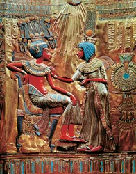 Tutankhamon og kona Ankhesenamon beskyttet av solskive på tronen, fra Tutankhamons skatt