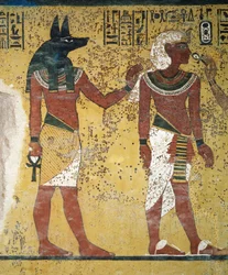 Tutankhamon blir ønsket velkommen av Anubis og Hathor og tilbyr dem ankhen, freske, sørveggen av gravkammeret, Tutankhamons grav (KV62), Kongenes dal, Theben, Egypt. Egyptisk sivilisasjon, Det nye riket, XVIII. dynasti.