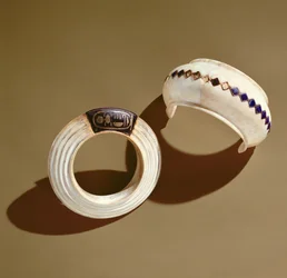 To armbånd, fra Tomb of Tutankhamun, New Kingdom