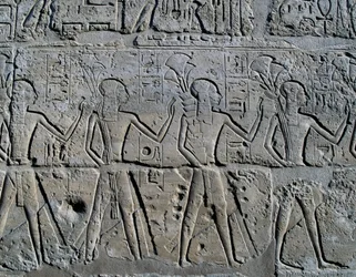Figurer som symboliserer gruvedistrikter som bringer sine hyllester til gud, relieff, Ramses II-gårdsplassen, Amons tempel (Unescos verdensarvliste)