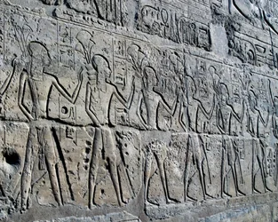 Figurer som symboliserer gruvedistrikter som bringer sine hyllester til gud, relieff, Ramses II-gårdsplassen, Amons tempel (Unescos verdensarvliste)