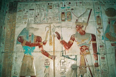 Egypt, Abydos, farao Seti I#39;s tempel, Osiris-kapellet. Detalj, malt relieff, Det nye riket, 19. dynasti