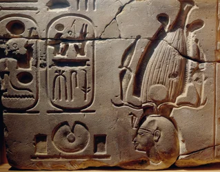 Egypt, Luxor, antikkens Theben, Assasif-dalen, fragment av relieff som viser Ramses II og kartusjer