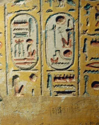 Egypt, Luxor, antikkens Theben, Assasif-dalen, veggfragment av tempel bygget av Ramses II som viser faraos kartusjer