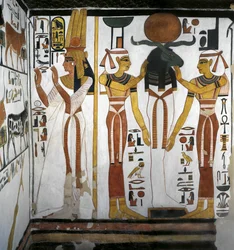 Egypt, Theben, Luxor, Dronningenes dal, Nefertaris grav, vedlegg til forkammer, veggmalerier, dronning før guddommelig enhet som representerer Osiris som hviler i Ra i kretsen av gudinnene Isis og Nephthy
